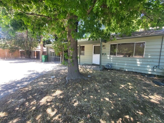 Building Photo - 2068 W Sheffield Manor
