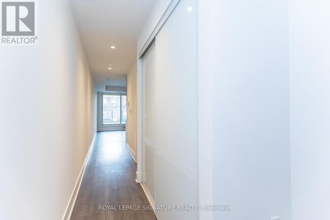 Photo - 1888 Queen St E Unité 204