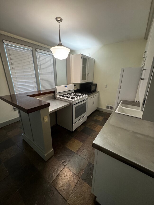726 Lake Dr SE Unit B