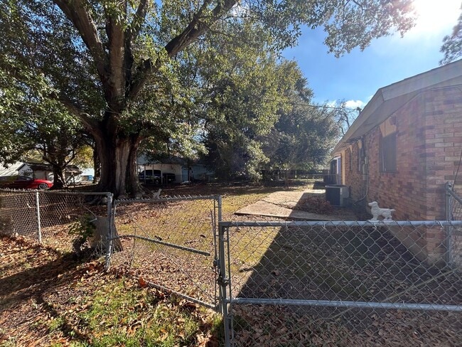 Photo - 301 Doc Duhon St