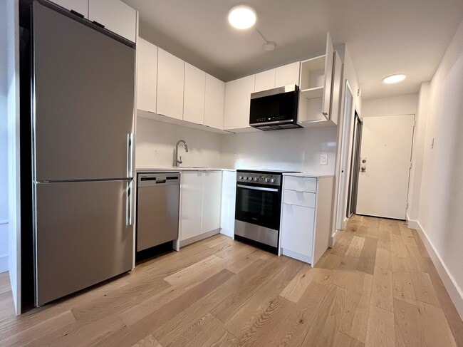 Building Photo - 798 Richmond Street West Unit 446