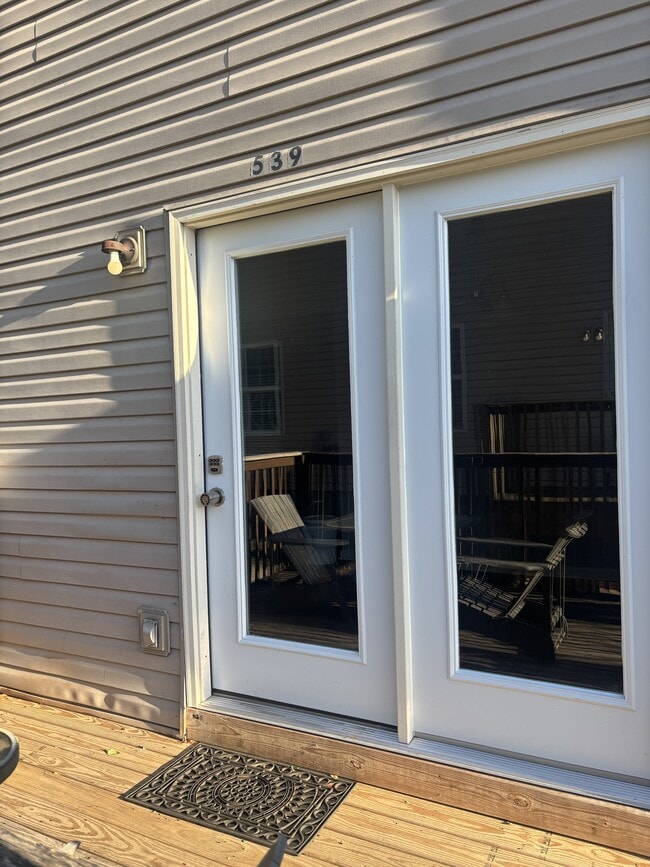 Building Photo - 539 Maple St