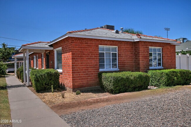 1923 W Earll Dr