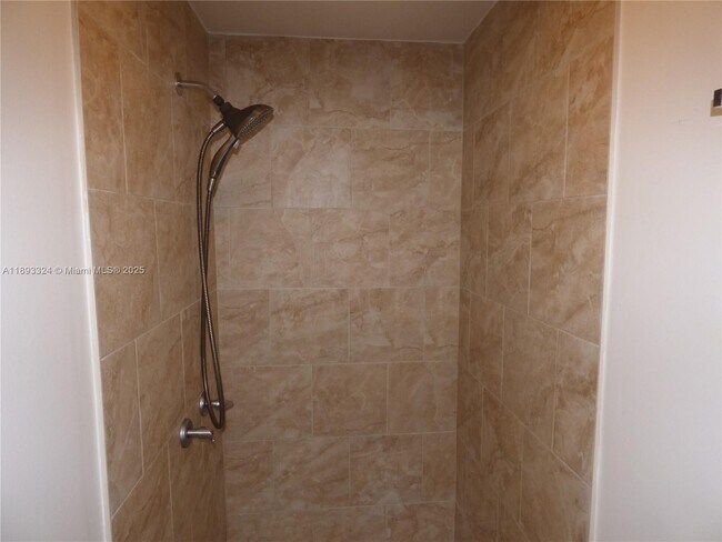 Photo - 19121 NE Miami Ct Unidad #1