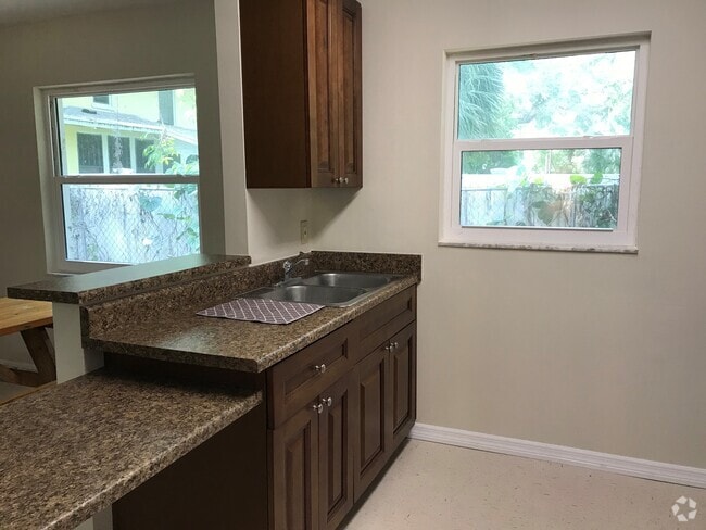 Building Photo - 1552 S Myrtle Ave Rental