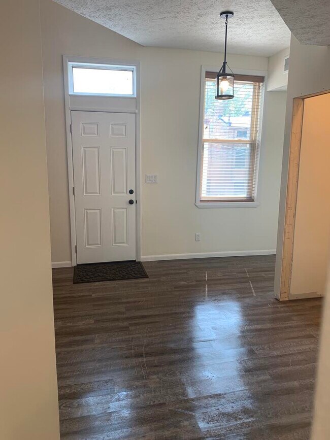 Foyer - 1619 Mansfield St Unit #1