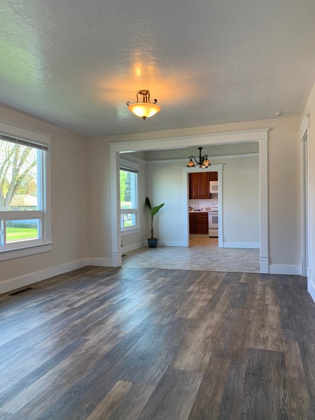 Dining Room - 304 W Illinois St