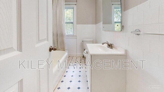 Photo - 764 Spencer St