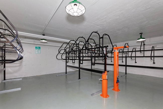 Espacio para guardar bicicletas w/Tune-up Stationion - The Lakemont