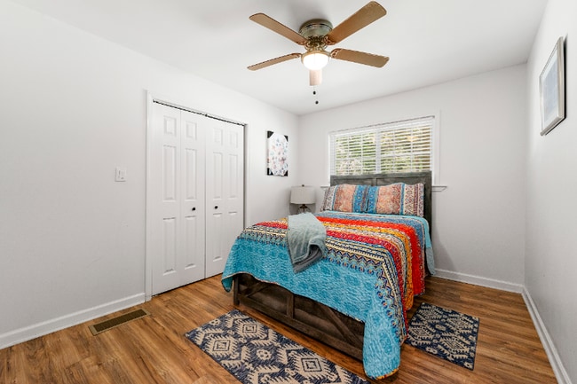 Photo - 5989 Bowden St