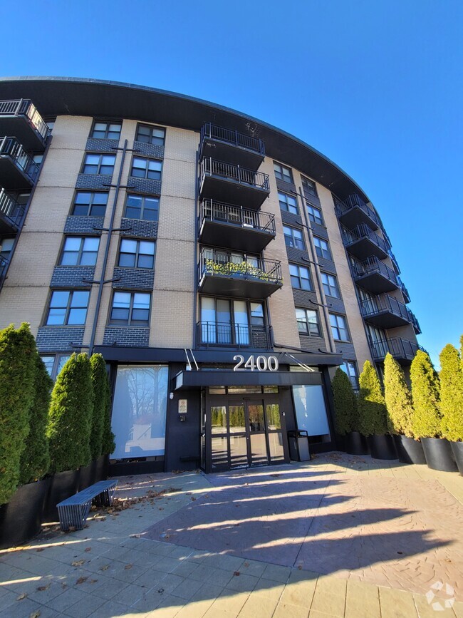 Building Photo - 2400 Hudson Terrace Unit 3A Rental