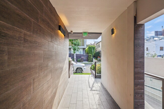 Front Entryway of Kings 126 by Wiseman - Kings Beverly by Wiseman