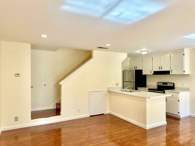 Photo - $2,800 / 2 BR - GORGEOUS TOWNHOUSE IN IRVINGTON-CENTRAL FREMONT