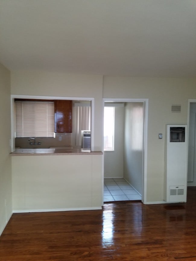 Building Photo - 13838 Burbank Blvd Unit 421/2