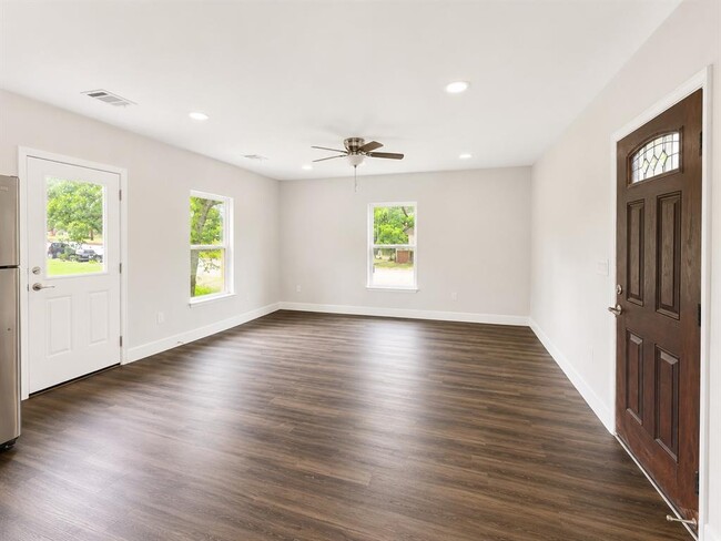 904 E Austin St