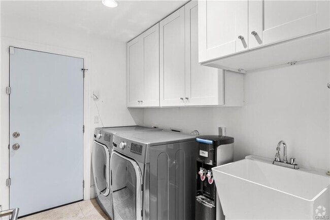 Building Photo - 16544 Park Ln Dr Rental