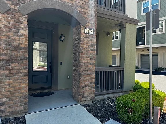 Entrada principal exterior - 1438 Cherry Cir