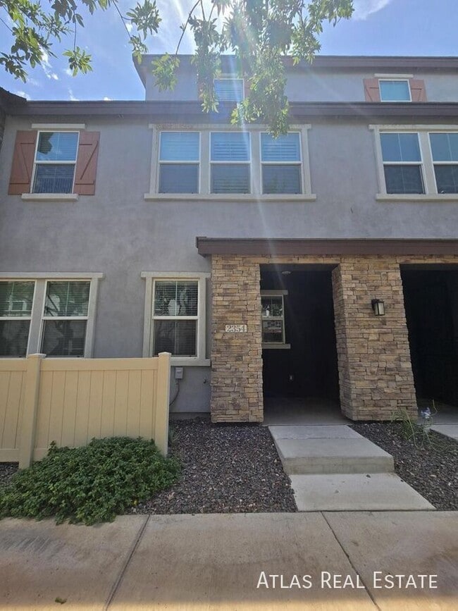 Building Photo - 2354 E Huntington Dr