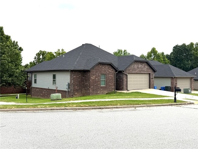 Building Photo - 2055 E Peppervine Dr