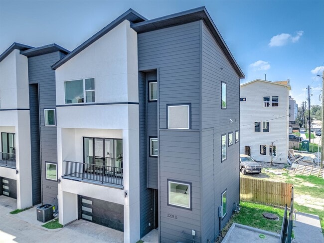 Photo - 3209 St Emanuel St