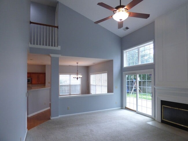 Photo - *FALL SPECIAL-1/2 OFF 1st MO!* Lovely, Spa...