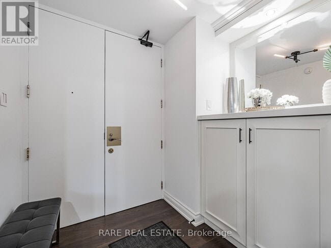 Photo - 449 Walmer Rd Unit 302