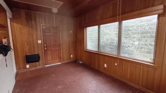 Photo - 211 Garden Ln