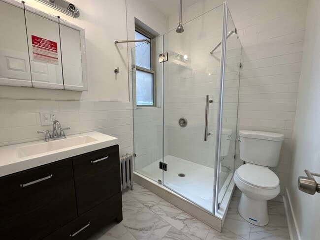 Bathroom - 1417 W Albion Ave Unit 2