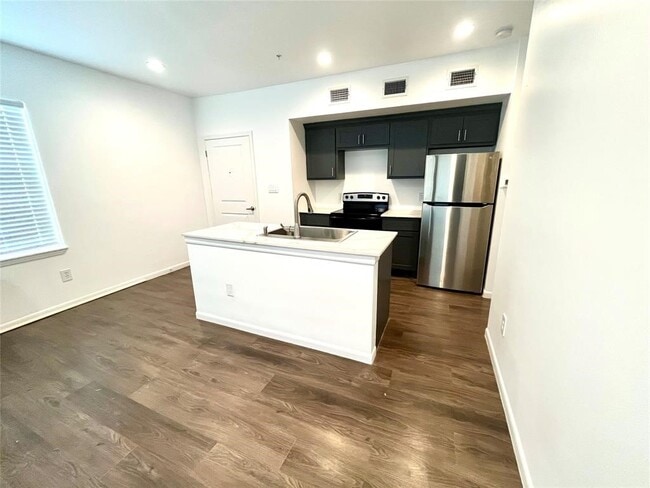 Building Photo - 1924 Calumet St