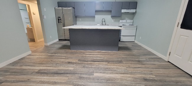 Photo - 102 W Basic Rd