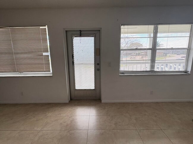 Photo - 163 Somerset Crescent Unidad H