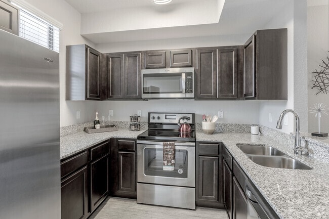 2BR,2BA - Auroa