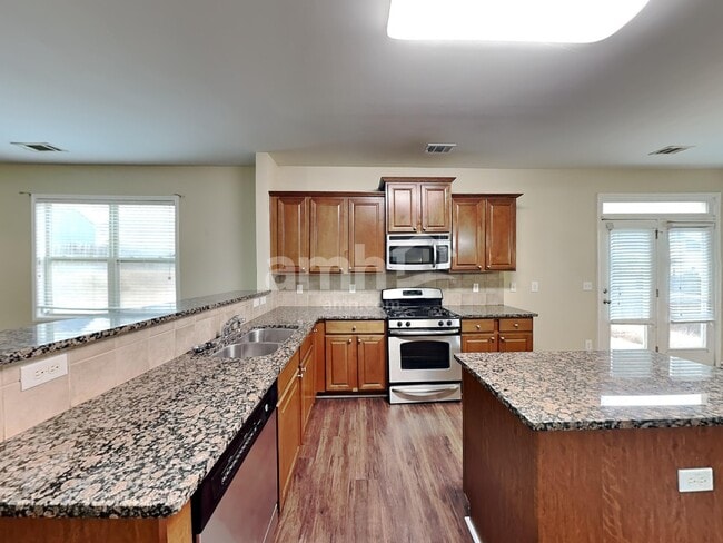 Photo - 850 Stonehaven Rd SW