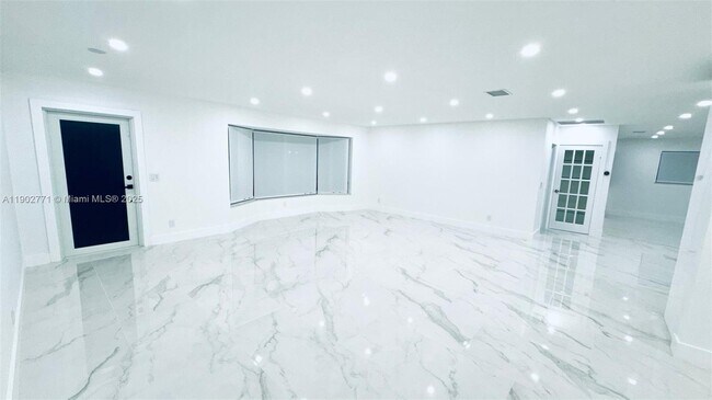 Photo - 4719 Madison St