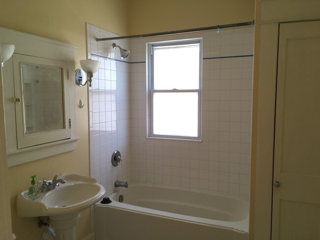 Main Bathroom - 3333 N Newhall St