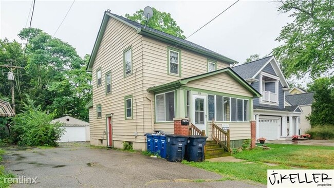 Photo - 930 Woodlawn Ave