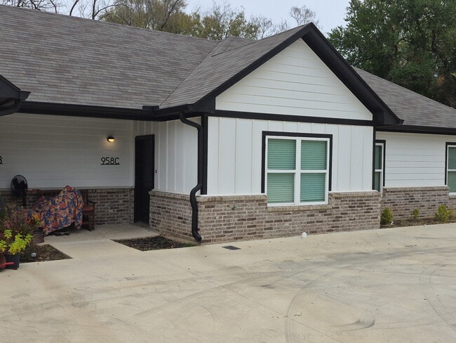 Building Photo - 958 N Marshall St