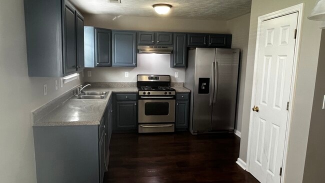 Kitchen with stainless steel appliances - 2800 Carolina Rdg Casa