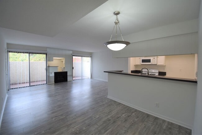 Photo - 12352 Burbank Blvd Unidad 102