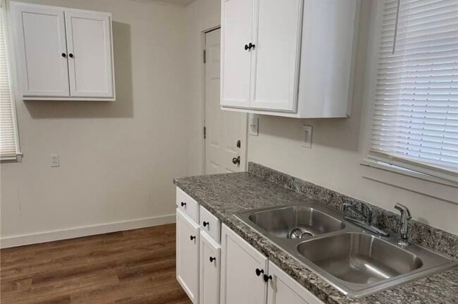 1445 Yates St Unit Lower