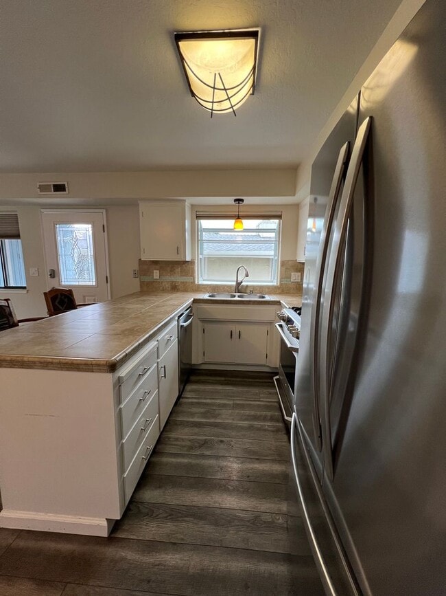 Photo - Short walk to the Beach / Available Now / Pets Welcome