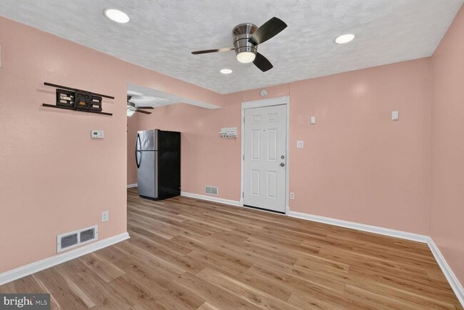 Photo - 2437 Iverson St
