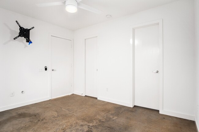 Photo - 2936 Commerce St