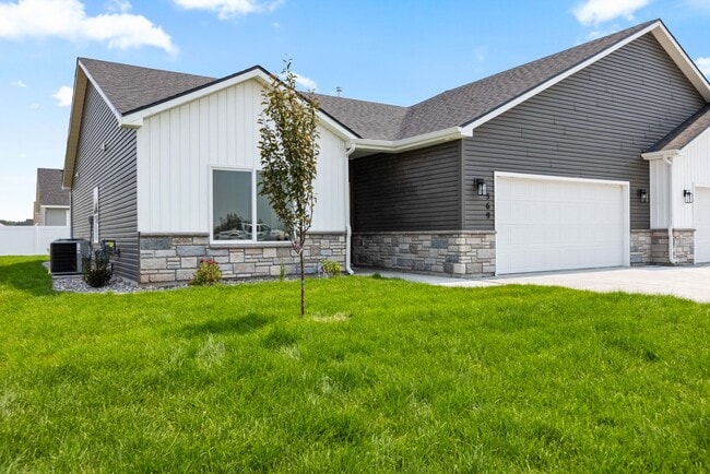 Building Photo - AWESOME 3 Bed 2 Bath Twin home in Sugar city