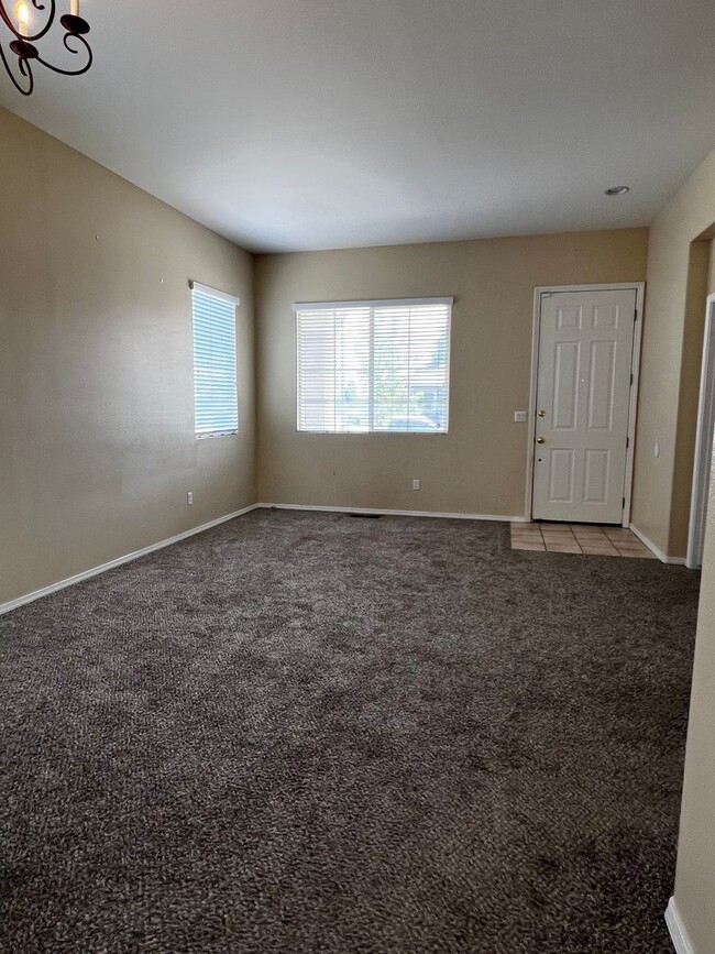 Photo - 1675 Brentford Way