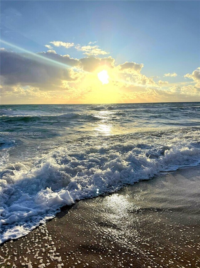 Building Photo - 3505 S Ocean Dr Unit 716