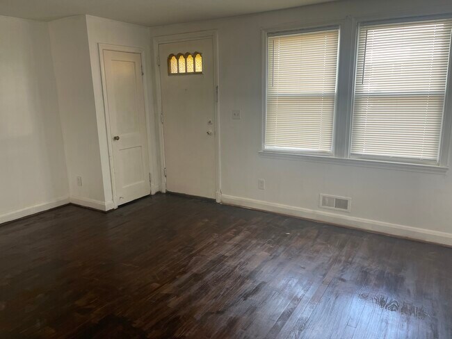 Photo - 3905 Kenyon Ave