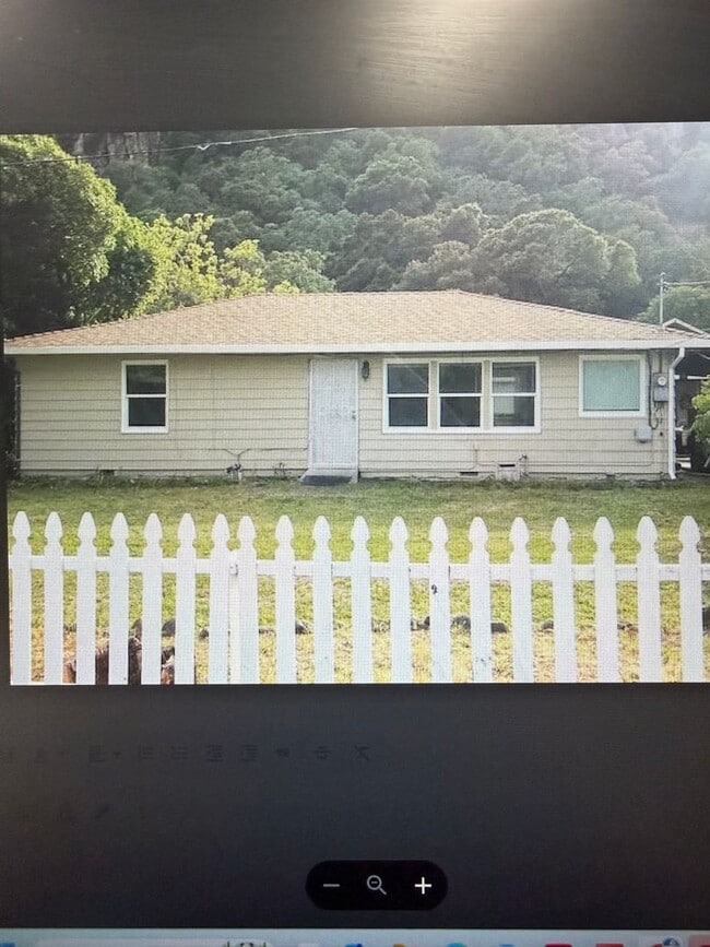 Building Photo - Country setting