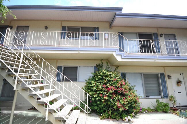 Building Photo - 121 W Arrellaga St Unit 007 Rental
