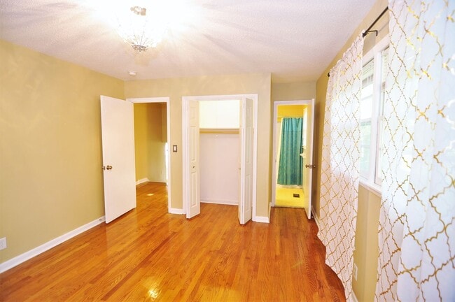 Photo - 2221 Euclid Rd NW
